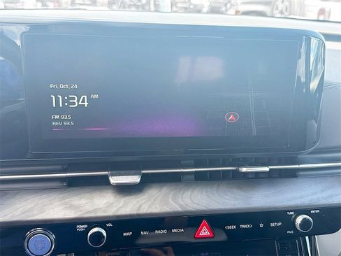 Used 2024 Kia Carnival EX image 16