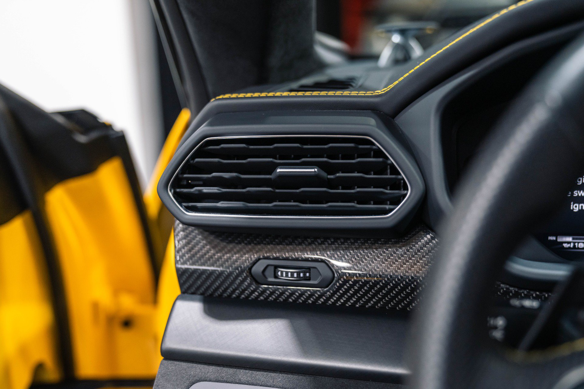 Used 2021 Lamborghini Urus AWD/4WD image 41