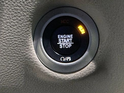 Used 2017 Chrysler Pacifica Limited FWD image 32