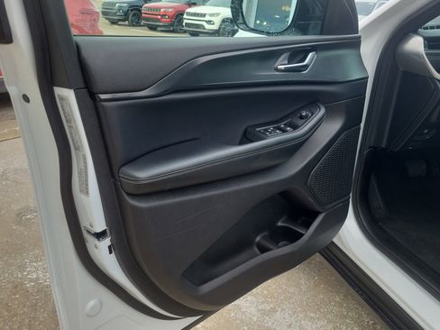 Used 2025 Jeep Grand Cherokee Altitude image 6