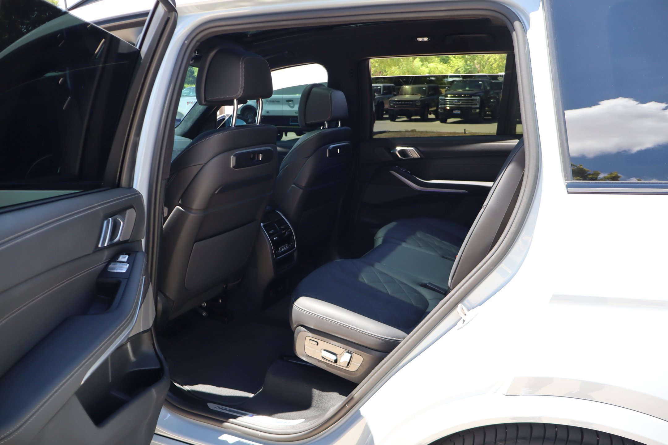 Used 2025 BMW X7 xDrive40i AWD/4WD image 29
