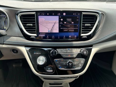 Used 2021 Chrysler Pacifica Touring-L w/ Premium & Safety Sphere Group FWD image 26