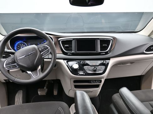 Used 2023 Chrysler Voyager LX image 14