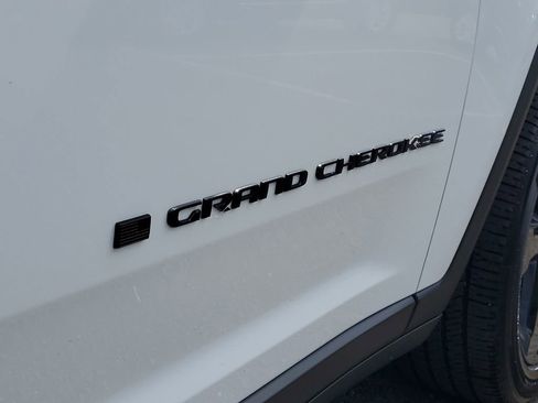 Used 2025 Jeep Grand Cherokee Altitude AWD/4WD image 6