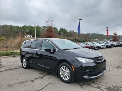 Used 2025 Chrysler Voyager LX image 1