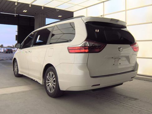 Used 2020 Toyota Sienna XLE FWD image 6