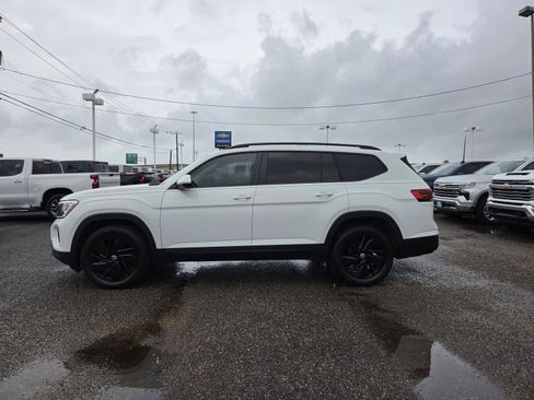Used 2024 Volkswagen Atlas SE w/ Panoramic Sunroof Package FWD image 2