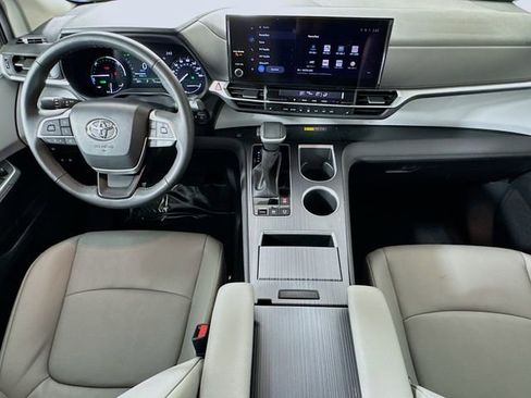 Used 2025 Toyota Sienna XLE AWD/4WD image 24