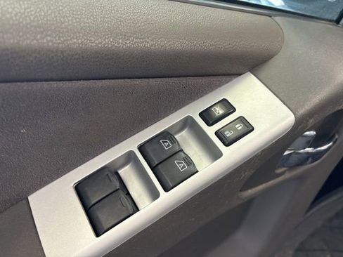 Used 2010 Nissan Pathfinder SE image 18