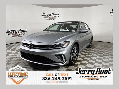 Used 2025 Volkswagen Jetta SE w/ Sunroof Package FWD image 1