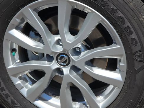 Used 2017 Nissan Rogue SV AWD/4WD image 26