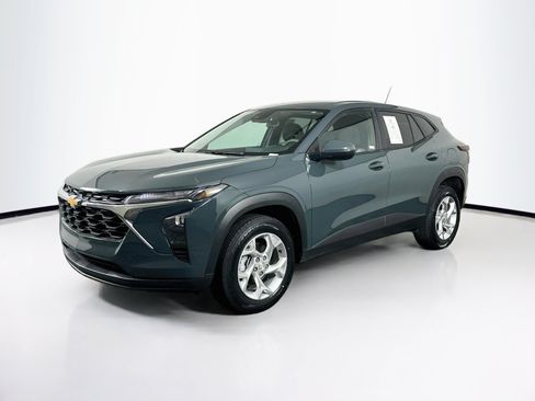 Used 2025 Chevrolet Trax LS w/ LS Convenience Package FWD image 3
