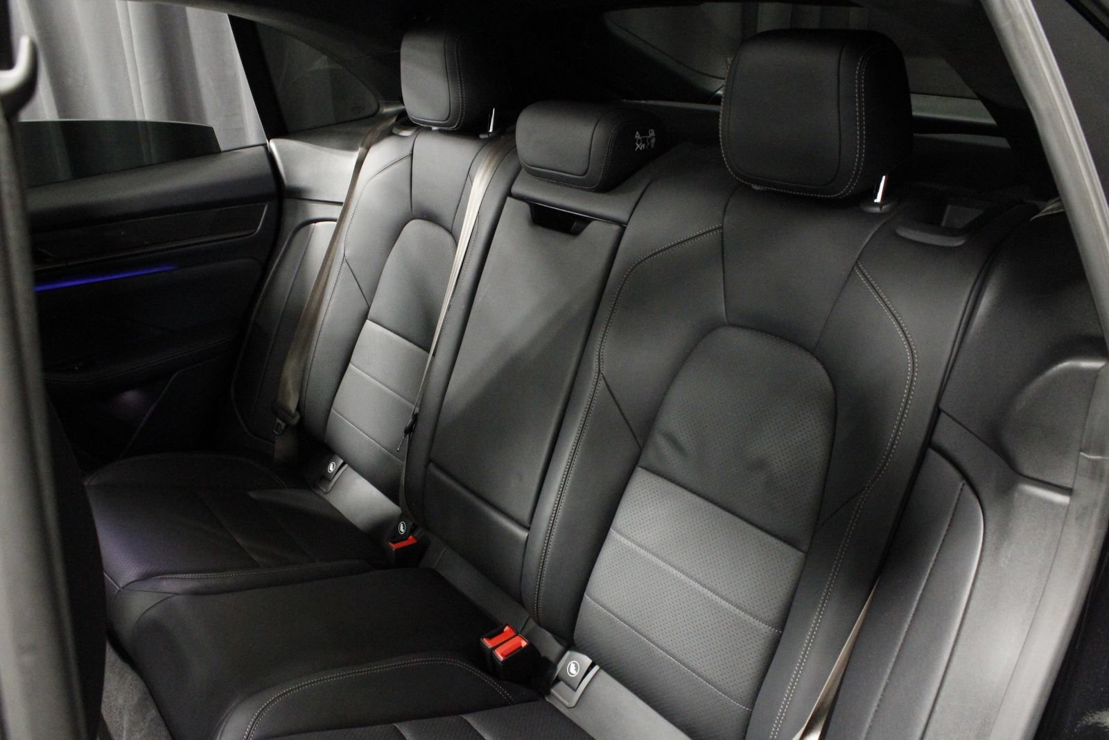 Certified 2025 Porsche Macan Turbo Electric AWD/4WD image 22