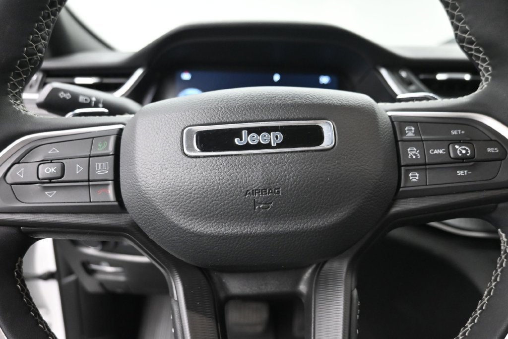 Used 2023 Jeep Grand Cherokee Altitude AWD/4WD image 17