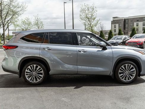 Used 2020 Toyota Highlander Platinum AWD/4WD image 3