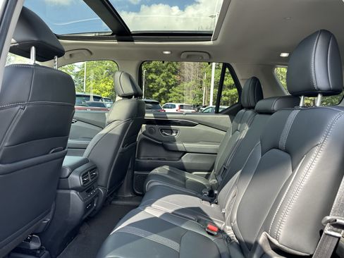 Used 2024 Honda Pilot Touring image 9