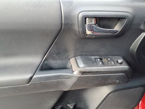 Used 2018 Toyota Tacoma TRD Sport image 16