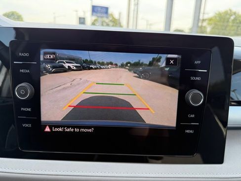 Used 2025 Volkswagen Taos SE w/ Panoramic Sunroof Package image 14