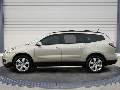 Used 2017 Chevrolet Traverse LT w/ Traveler's Package FWD image 4