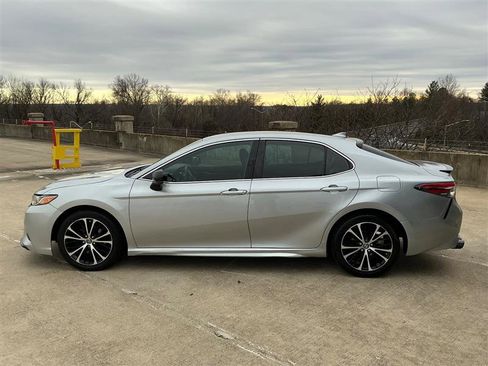 Used 2019 Toyota Camry LE/SE/XLE/L image 3