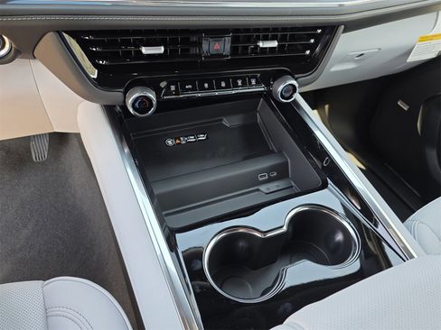 New 2025 Chevrolet Suburban Premier image 22