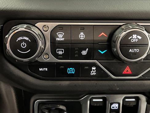 Used 2025 Jeep Wrangler Unlimited Sahara image 46