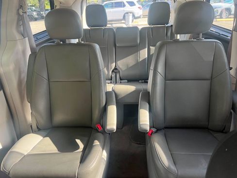 Used 2012 Volkswagen Routan SE FWD image 11