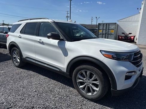Used 2023 Ford Explorer XLT w/ Equipment Group 202A AWD/4WD image 4