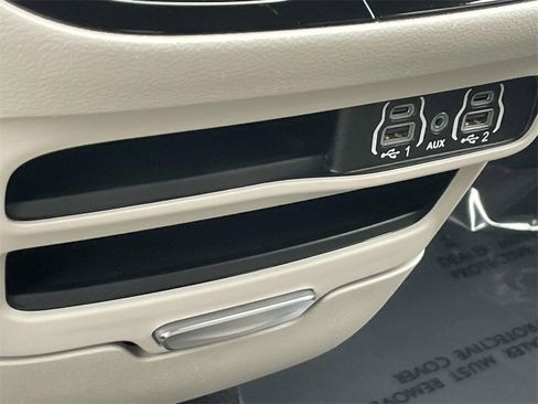 Used 2023 Chrysler Pacifica Touring-L image 29