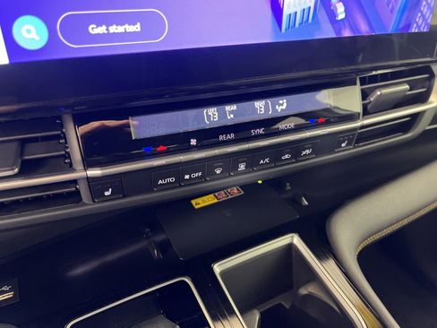 Used 2025 Toyota Sienna XLE Woodland Edition image 35