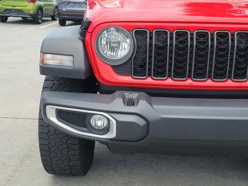 Used 2024 Jeep Gladiator Sport AWD/4WD image 3