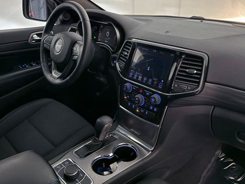 Used 2019 Jeep Grand Cherokee Laredo AWD/4WD image 26