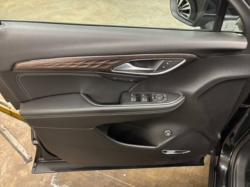 Used 2022 Buick Envision Avenir w/ Technology Package II FWD image 11