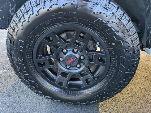 Used 2017 Toyota Tacoma TRD Sport image 9