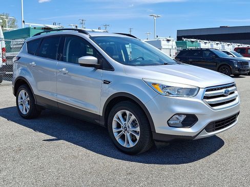 Used 2018 Ford Escape SE w/ SE Sync 3 Package AWD/4WD image 3