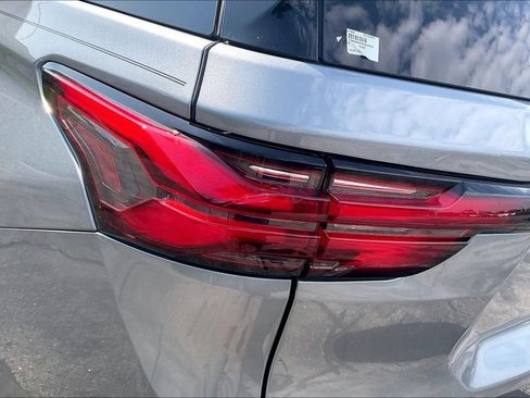 Used 2023 Chevrolet Traverse LT FWD image 26