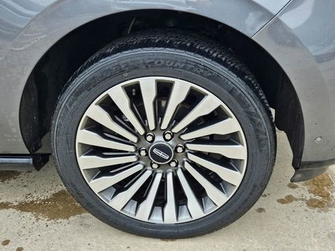 Used 2021 Lincoln Navigator Reserve w/ Luxury Package image 3