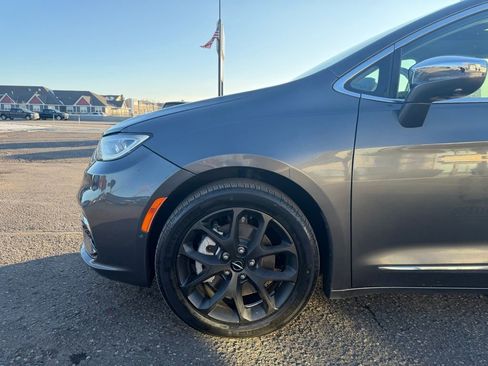 Used 2022 Chrysler Pacifica Limited AWD/4WD image 10