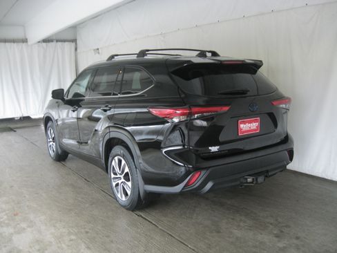 Used 2022 Toyota Highlander XLE image 26