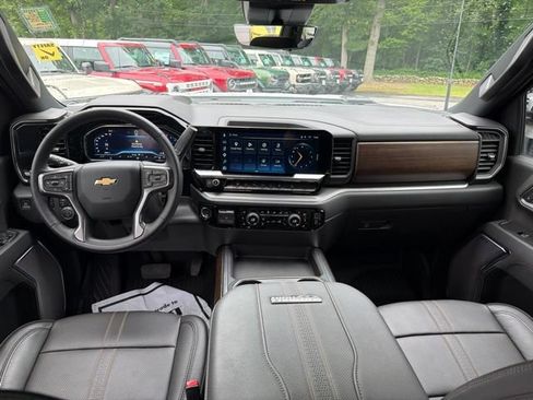 Used 2025 Chevrolet Silverado 2500 High Country w/ High Country Premium Package AWD/4WD image 9