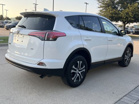 Used 2018 Toyota RAV4 LE FWD image 9