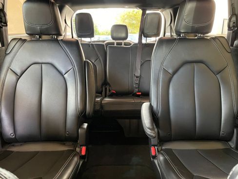 Used 2025 Chrysler Pacifica Select image 36
