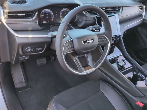 New 2025 Jeep Grand Cherokee Altitude image 10