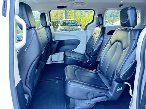Used 2024 Chrysler Pacifica Touring-L FWD image 15