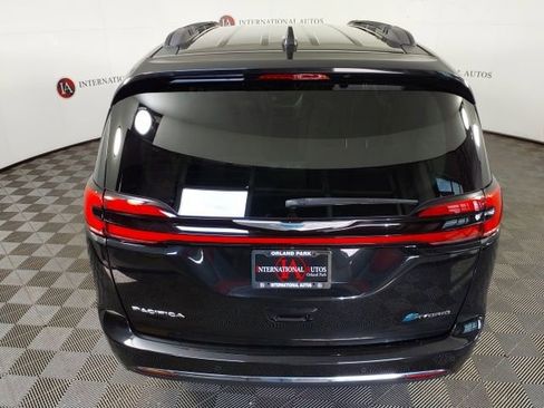 Used 2021 Chrysler Pacifica Touring w/ Uconnect Theater Family Group FWD image 6