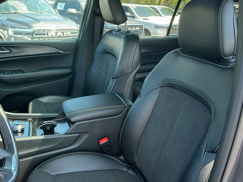 New 2025 Jeep Grand Cherokee L Altitude image 17