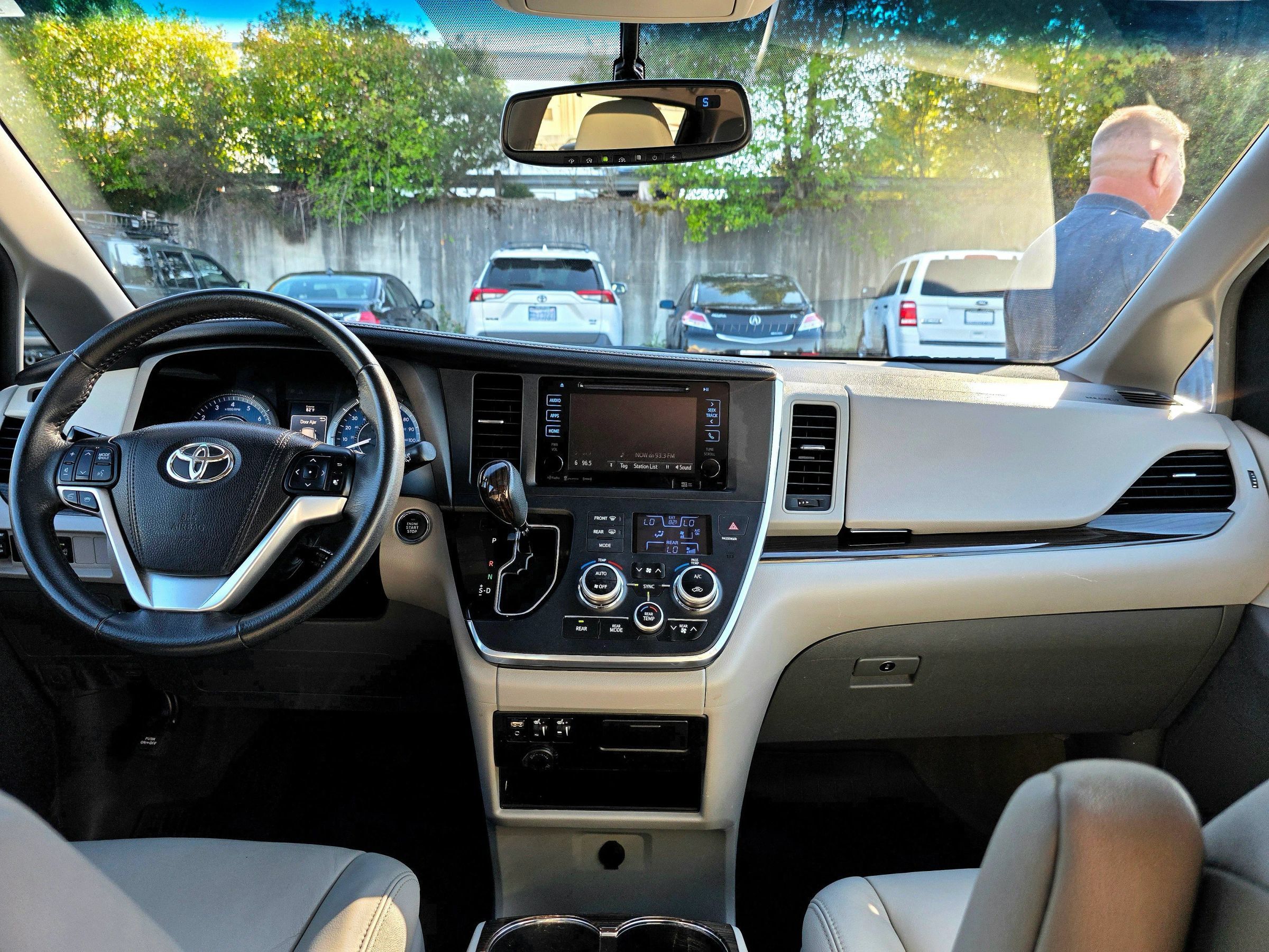 Used 2017 Toyota Sienna XLE w/ XLE Navigation Package FWD image 20