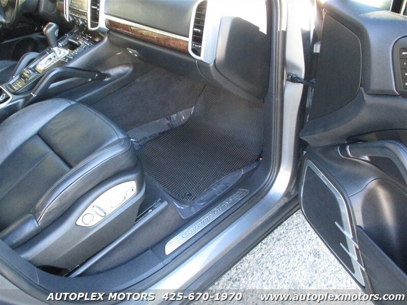 Used 2011 Porsche Cayenne Turbo AWD/4WD image 9