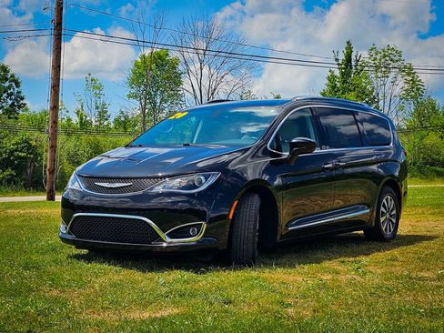 Used 2020 Chrysler Pacifica Touring-L Plus FWD image 7