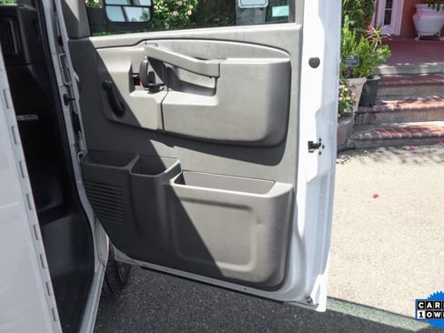 Used 2018 Chevrolet Express 3500 image 27